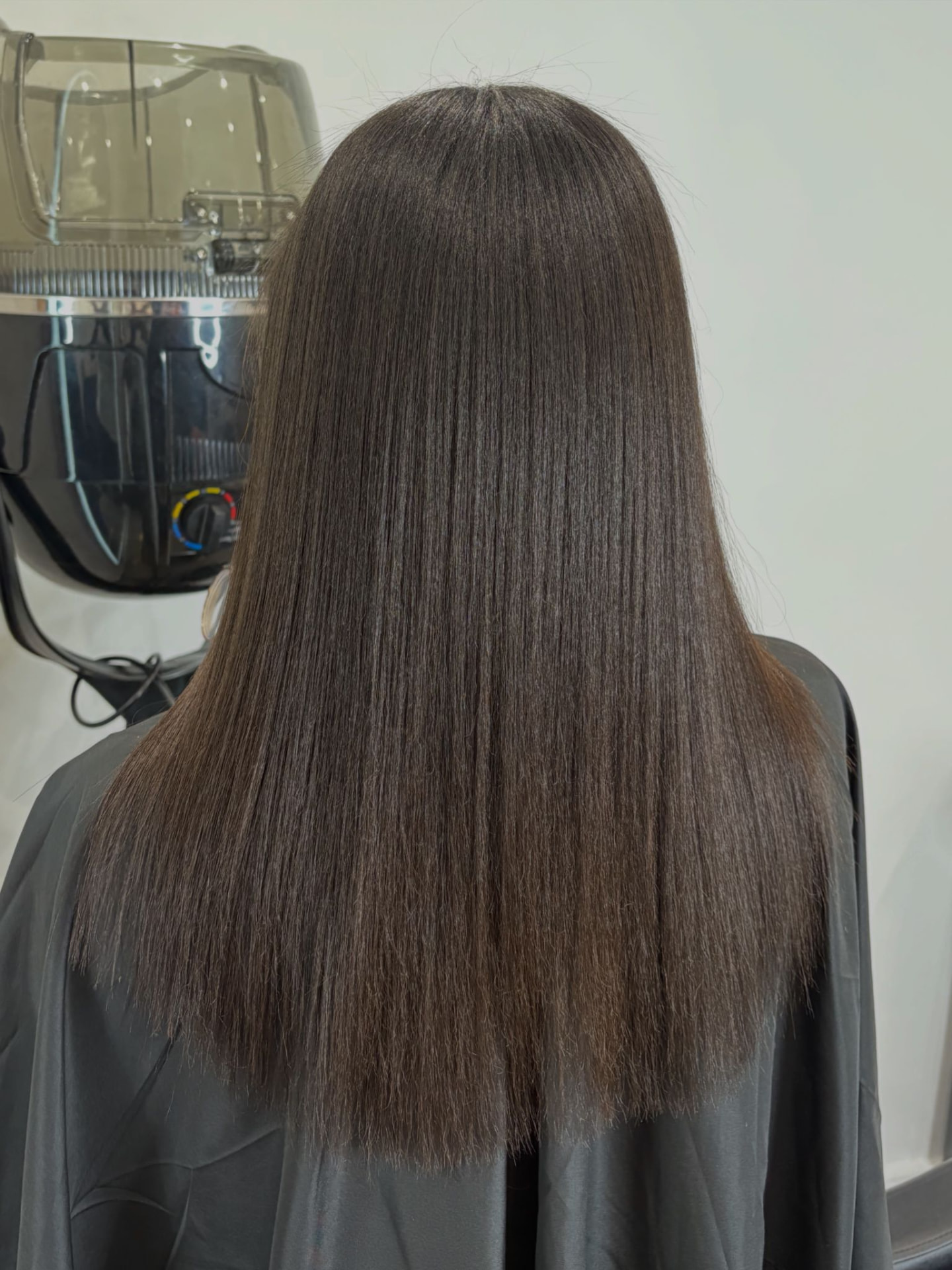 Cheveux lissés brillants réalisés chez Divine Extension